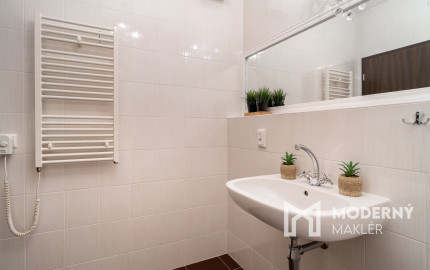 Na predaj priestranný 2-izbový byt s garážovým parkovacím státim v Záhorskej Bystrici