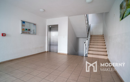 Na predaj priestranný 2-izbový byt s garážovým parkovacím státim v Záhorskej Bystrici