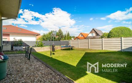 Na predaj rodinný dom s garážou v tichej časti Serede