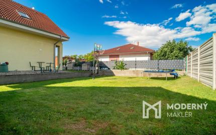 Na predaj rodinný dom s garážou v tichej časti Serede