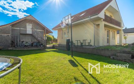 Na predaj rodinný dom s garážou v tichej časti Serede