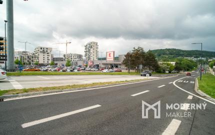 Na predaj slnečný 3-izbový byt s priestrannou loggiou v Bratislave