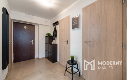 REZERVOVANÉ: Na predaj 2-izbový byt s balkónom a pivnicou v pokojnej časti obce Veľké Leváre