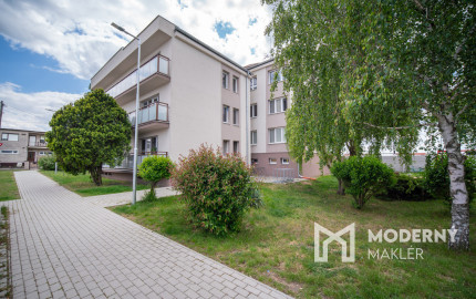 REZERVOVANÉ: Na predaj 2-izbový byt s balkónom a pivnicou v pokojnej časti obce Veľké Leváre