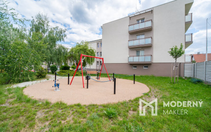 REZERVOVANÉ: Na predaj 2-izbový byt s balkónom a pivnicou v pokojnej časti obce Veľké Leváre