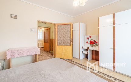 Na predaj priestranný 3-izbový rodinný dom s terasou v Šoporni