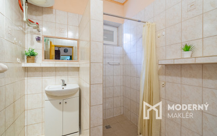 Na predaj priestranný 3-izbový rodinný dom s terasou v Šoporni