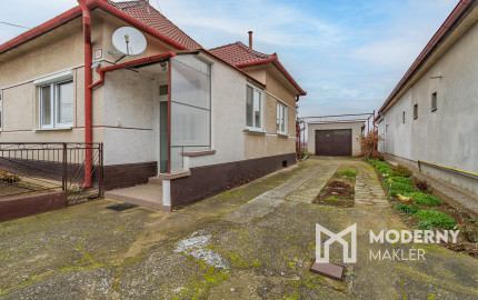 Na predaj priestranný 3-izbový rodinný dom s terasou v Šoporni