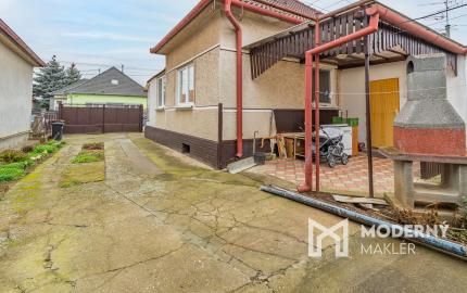 Na predaj priestranný 3-izbový rodinný dom s terasou v Šoporni