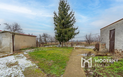 Na predaj priestranný 3-izbový rodinný dom s terasou v Šoporni