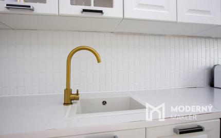 Na predaj dvojdom s rozľahlým pozemkom v centre obce Zlaté Klasy