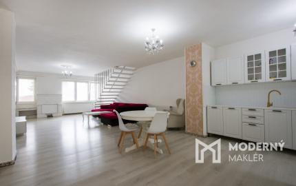 Na predaj dvojdom s rozľahlým pozemkom v centre obce Zlaté Klasy