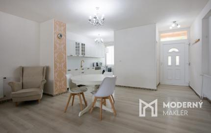 Na predaj dvojdom s rozľahlým pozemkom v centre obce Zlaté Klasy