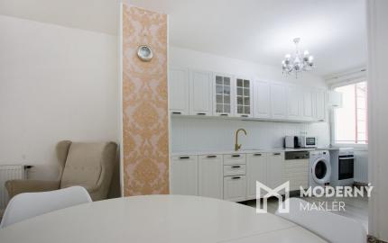 Na predaj dvojdom s rozľahlým pozemkom v centre obce Zlaté Klasy