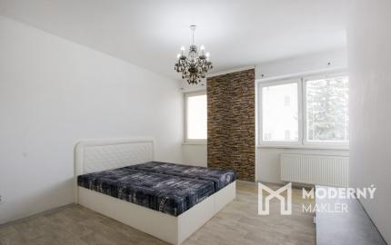 Na predaj dvojdom s rozľahlým pozemkom v centre obce Zlaté Klasy