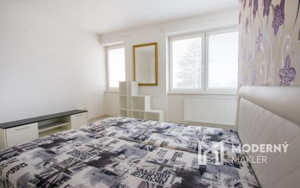 Na predaj dvojdom s rozľahlým pozemkom v centre obce Zlaté Klasy