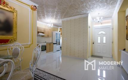 Na predaj dvojdom s rozľahlým pozemkom v centre obce Zlaté Klasy