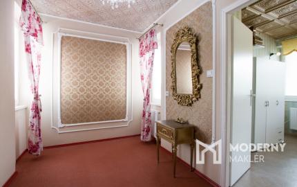 Na predaj dvojdom s rozľahlým pozemkom v centre obce Zlaté Klasy