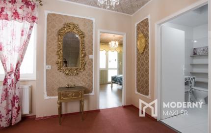 Na predaj dvojdom s rozľahlým pozemkom v centre obce Zlaté Klasy