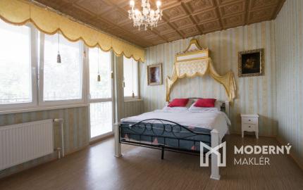 Na predaj dvojdom s rozľahlým pozemkom v centre obce Zlaté Klasy