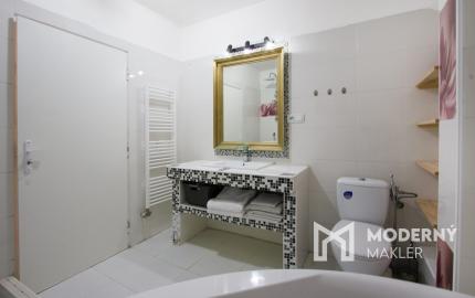 Na predaj dvojdom s rozľahlým pozemkom v centre obce Zlaté Klasy