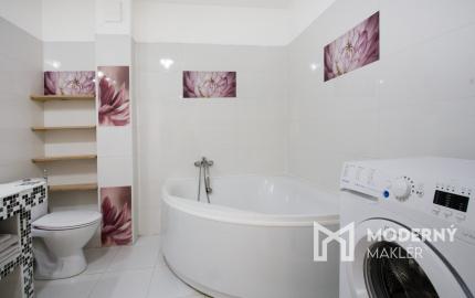 Na predaj dvojdom s rozľahlým pozemkom v centre obce Zlaté Klasy