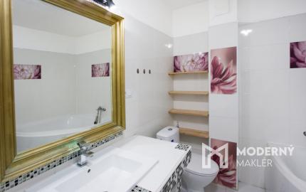 Na predaj dvojdom s rozľahlým pozemkom v centre obce Zlaté Klasy