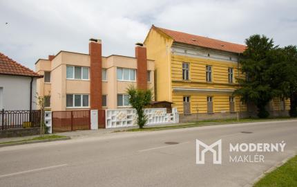 Na predaj dvojdom s rozľahlým pozemkom v centre obce Zlaté Klasy