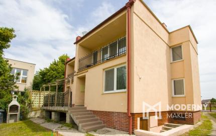 Na predaj dvojdom s rozľahlým pozemkom v centre obce Zlaté Klasy