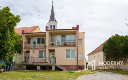 Na predaj dvojdom s rozľahlým pozemkom v centre obce Zlaté Klasy