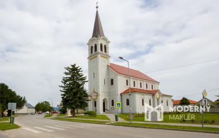 Na predaj dvojdom s rozľahlým pozemkom v centre obce Zlaté Klasy