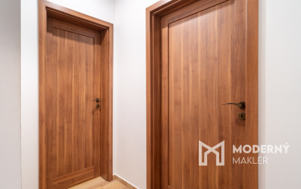 Na predaj priestranný 3-izbový byt s veľkou loggiou v Rači