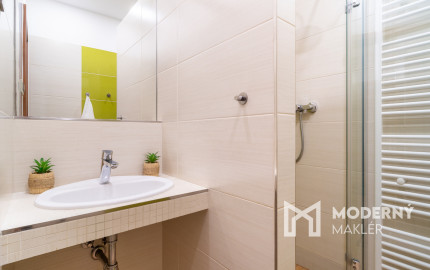 Na predaj priestranný 3-izbový byt s veľkou loggiou v Rači