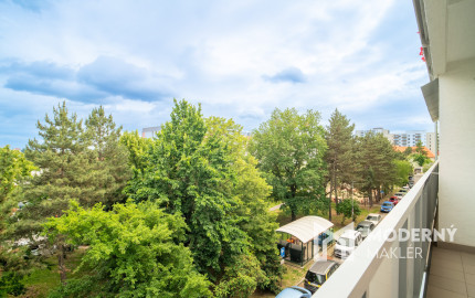 Na predaj priestranný 3-izbový byt s veľkou loggiou v Rači