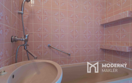 REZERVOVANÝ: Na predaj priestranný 2-izbový byt v Starej Ľubovni