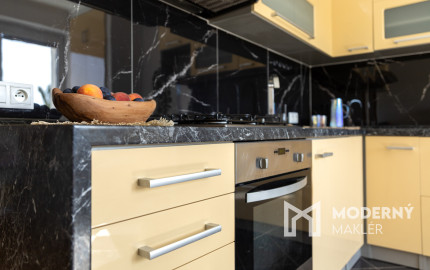 Na predaj čiastočne zariadený 3-izbový byt v Kálnici