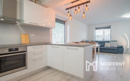 Na prenájom kompletne zariadený 4-izbový byt s benefitmi rodinného domu v Rovinke