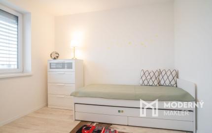 Na prenájom kompletne zariadený 4-izbový byt s benefitmi rodinného domu v Rovinke