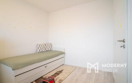 Na prenájom kompletne zariadený 4-izbový byt s benefitmi rodinného domu v Rovinke