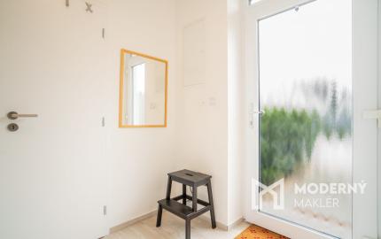 Na prenájom kompletne zariadený 4-izbový byt s benefitmi rodinného domu v Rovinke