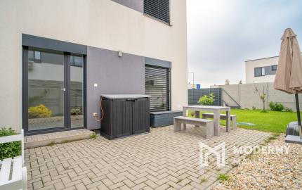 Na prenájom kompletne zariadený 4-izbový byt s benefitmi rodinného domu v Rovinke