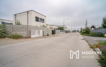 Na prenájom kompletne zariadený 4-izbový byt s benefitmi rodinného domu v Rovinke