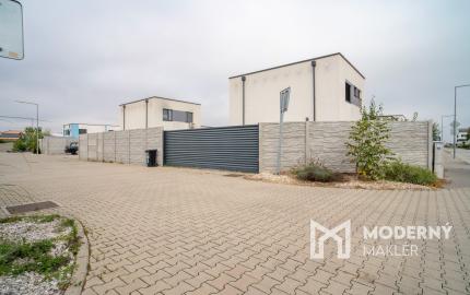 Na prenájom kompletne zariadený 4-izbový byt s benefitmi rodinného domu v Rovinke