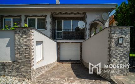 Na predaj rodinný dom s bazénom a saunou v Rohovciach