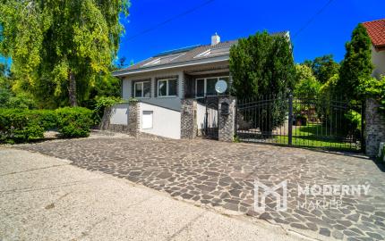 Na predaj rodinný dom s bazénom a saunou v Rohovciach