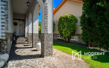 Na predaj rodinný dom s bazénom a saunou v Rohovciach