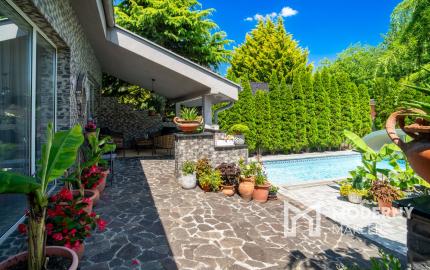 Na predaj rodinný dom s bazénom a saunou v Rohovciach