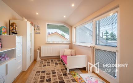 Na predaj rodinný dom s bazénom a saunou v Rohovciach