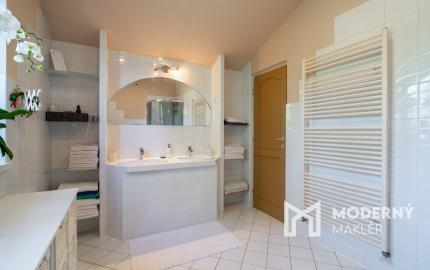 Na predaj rodinný dom s bazénom a saunou v Rohovciach