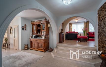 Na predaj rodinný dom s bazénom a saunou v Rohovciach